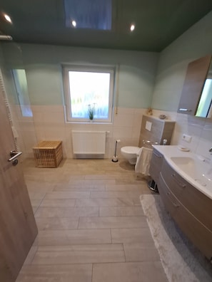 SĂšche-cheveux, serviettes fournies, savon, papier toilette