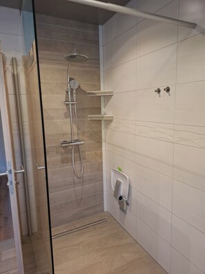 SĂšche-cheveux, serviettes fournies, savon, papier toilette