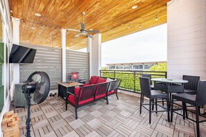 Outdoor dining - Penthouse Paradise Riverwalk Views Rooftop View (San Antonio)