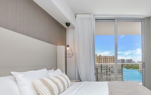 3 bedrooms, desk, iron/ironing board, travel cot - 222 Enjoy 360° Views+ Near Beach+ Pool (Hollywood)