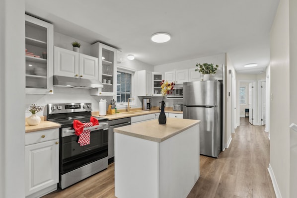 Microwave, oven, stovetop, dishwasher - Charming Chelsea Suite in St.Catharines (St. Catharines)