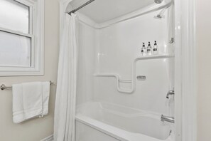 Haartrockner, Handtücher, Seife, Toilettenpapier