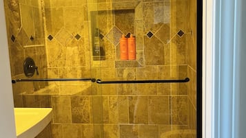 Douche, sĂšche-cheveux, serviettes fournies, savon