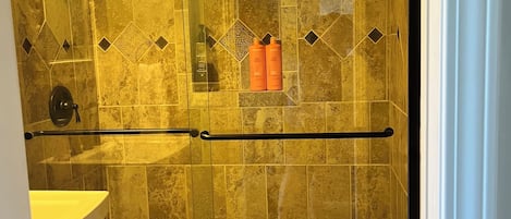 Dusche, Haartrockner, Handtücher, Seife