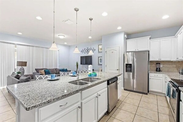 Coffee/tea maker, fridge, microwave, oven - 5 BD/ 4.5 BA/ Windsor at Westside (2015 MD) (Kissimmee)