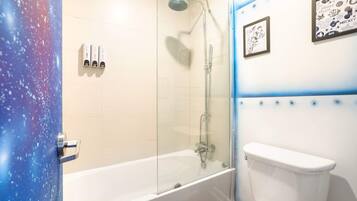 Een douche, handdoeken, shampoo
