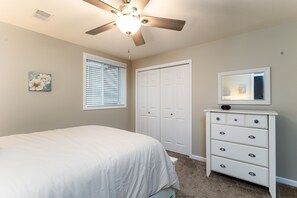 4 bedrooms, desk, travel cot, WiFi - Audubon Woods Retreat 4BR 3BA Near Notre Dame (South Bend)