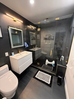 Bidet, soap, toilet paper - Delightful relaxation home in the best neighborhood In Fort Lauderdale! (Fort Lauderdale)