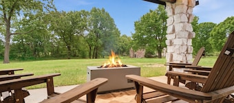 Modern Country Retreat w/ outdoor fire pit! Newly remodeled~Sleeps 9~board games