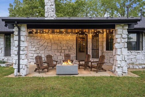Modern Country Retreat w/ outdoor fire pit! Newly remodeled~Sleeps 9~board games