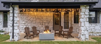 Modern Country Retreat w/ outdoor fire pit! Newly remodeled~Sleeps 9~board games