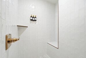 Ducha, secador de pelo, toallas y jabón