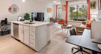Riverwalk Balcony Views Walk to Pearl Pool Parking Option 2 Free Parking