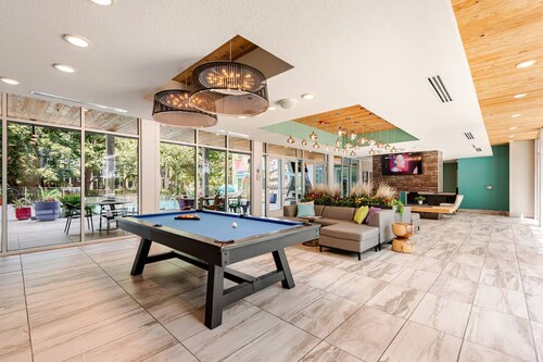 Riverwalk Balcony Views Walk to Pearl Pool Parking Option 2 Free Parking
