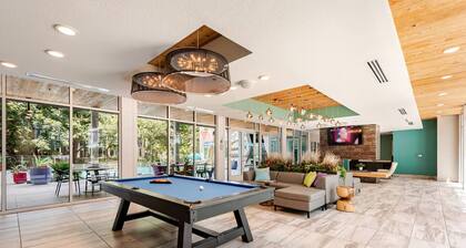Riverwalk Balcony Views Walk to Pearl Pool Parking Option 2 Free Parking