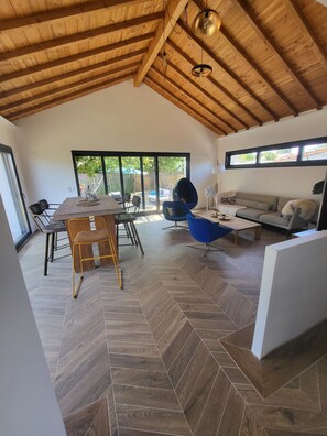 Living area - Vrbo Property (Le Teich)