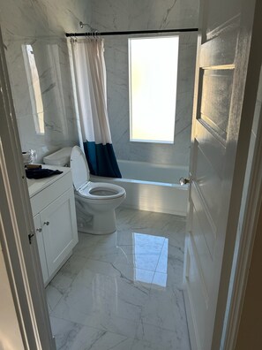 Toallas, jabón, papel de baño 