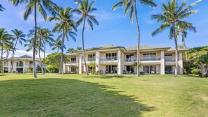 A multi-story hotel with a large lawn and palm trees. - Newly Refreshed Luxury Villa End Unit at The Islands at Mauna Lani M4 (Waimea)