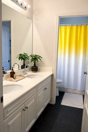 Hair dryer, towels, soap, toilet paper - Spacious, Beautiful Family Home - Walk to FIFA SoFi Stadium (Inglewood)