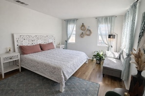 3 bedrooms, iron/ironing board, WiFi, bed sheets - Spacious, Beautiful Family Home - Walk to FIFA SoFi Stadium (Inglewood)