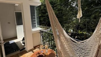 Suite ejecutiva, baño privado, vista al jardín | Terraza o patio