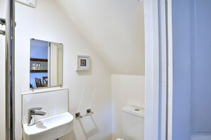 Haartrockner, Handtücher, Seife, Toilettenpapier