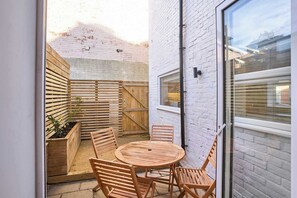 Outdoor dining - Charming house on a stunning trail,short walk to beach and seaside town (Weymouth)