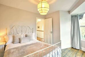 Room - Charming house on a stunning trail,short walk to beach and seaside town (Weymouth)