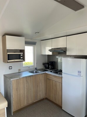 Microwave, stovetop - Premium air-conditioned mobile home (Lit-et-Mixe)