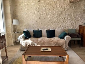 TV, books - HOUSE WITH VIEW OF THE LOIRE (Cosne-Cours-sur-Loire)