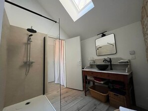 Shower, hair dryer, towels, soap - HOUSE WITH VIEW OF THE LOIRE (Cosne-Cours-sur-Loire)