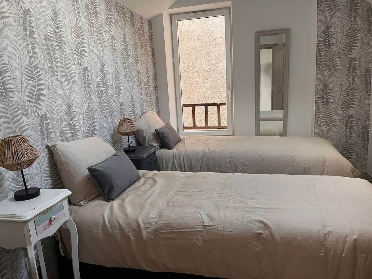 2 Schlafzimmer, Schreibtisch, Bügeleisen/Bügelbrett, Reisekinderbett