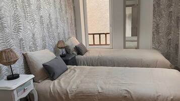2 Schlafzimmer, Schreibtisch, Bügeleisen/Bügelbrett, Reisekinderbett