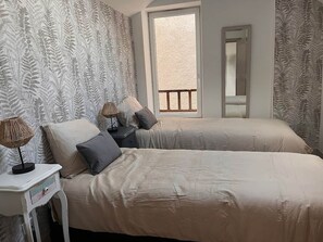 2 bedrooms, desk, iron/ironing board, free WiFi - HOUSE WITH VIEW OF THE LOIRE (Cosne-Cours-sur-Loire)