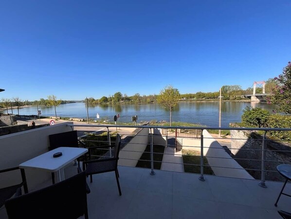 Outdoor dining - HOUSE WITH VIEW OF THE LOIRE (Cosne-Cours-sur-Loire)