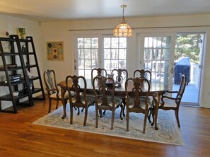 Dining - Room for your kids, your parents or your sister or brother and their family. (Yarmouth)