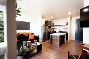 Una cocina moderna con refrigerador, microondas y estufa.