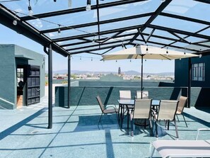 Outdoor dining - Loft histórico con balcones y terraza común #102 (Heroica Puebla de Zaragoza)