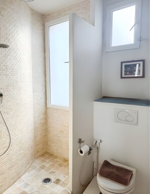 Bathroom - Vrbo Property (Paris)