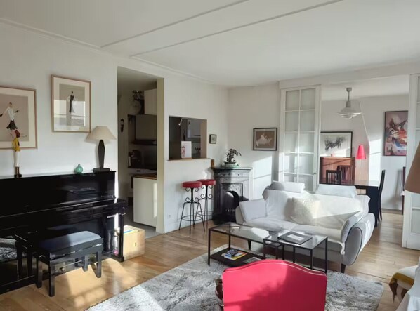 Living area - Vrbo Property (Paris)