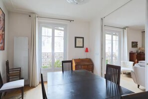 Dining - Vrbo Property (Paris)