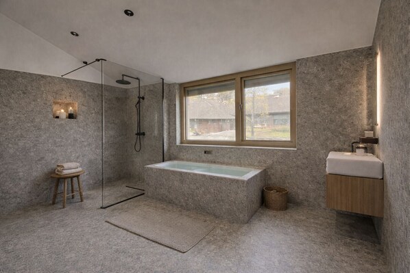Shower, hair dryer, towels - Ferienhaus Catrinchen (Mellau)