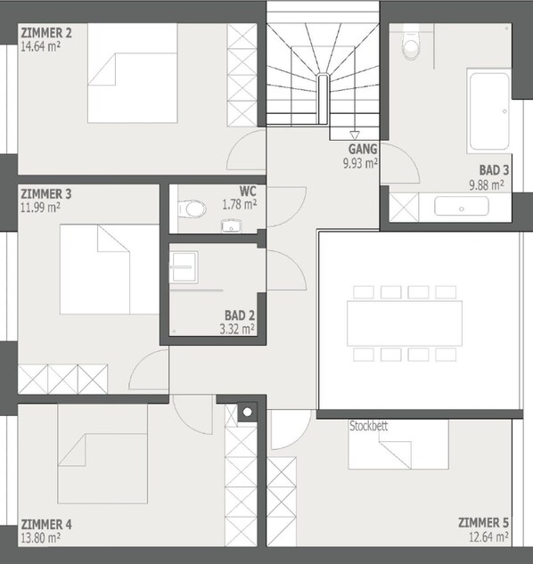 Plano de planta que muestra cinco espacios, incluyendo un baño, una cocina y un área de almacenamiento. Se indican las dimensiones de cada habitación, y se señala una habitación en mal estado.