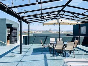 Outdoor dining - Loft histórico con balcones y terraza común #112 (Heroica Puebla de Zaragoza)