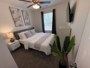 3 bedrooms, iron/ironing board, WiFi, bed sheets - Travel Nurse Friendly Dedicated Workspace+Fast Wifi Near Fortcampbell+Hospitals (Clarksville)