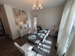 Dining - Travel Nurse Friendly Dedicated Workspace+Fast Wifi Near Fortcampbell+Hospitals (Clarksville)
