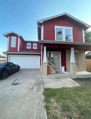 Exterior - Private room with shared bathroom in house near Austin Airport and F1 Racetrack (Del Valle)