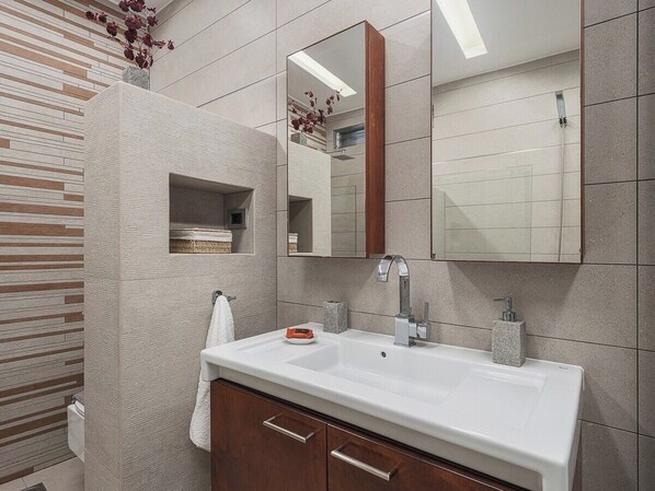 Shower, hair dryer, towels, soap - Kalathas Waterfront Villa (H32M+VR9 Kalathas, Greece)