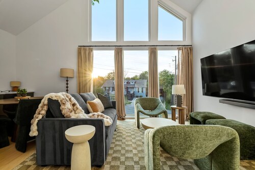 Mount Vernon Loft · Designer Suite · Sleeps 4
