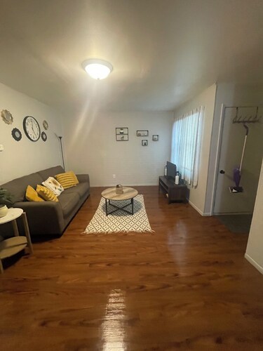 Quiet neighborhood 2-bedroom apartment furnished wifi